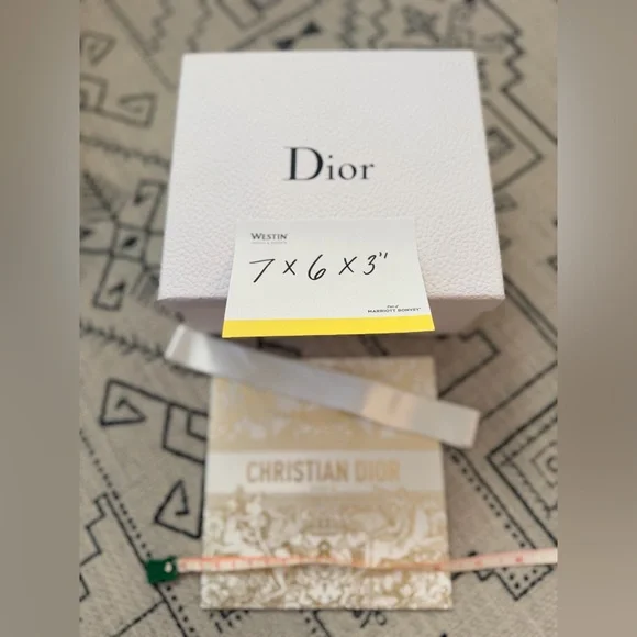 Dior White Textured Box, Card with Ribbon - Picture 2 of 2